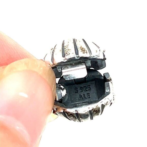 Pandora Shell Clasp Bracelet with 1 Pandora Charm - Picture 4 of 4